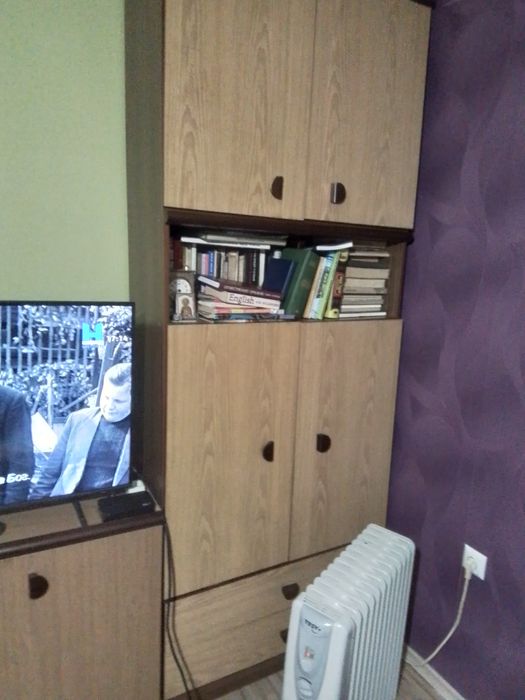 Двукрилен гардероб с надстройка