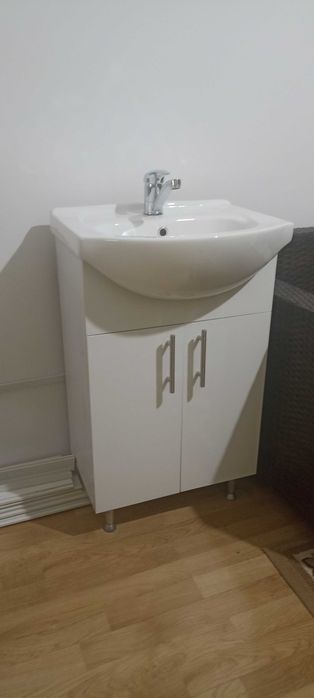 Chiuvetă baie 50 cm cu dulap și baterie, compact, spații mici