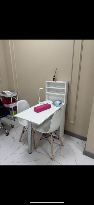 Продам маникюрный стол и кушетку