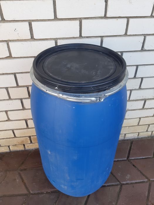 Продам бочки бу 220 литроаый 180 литровый