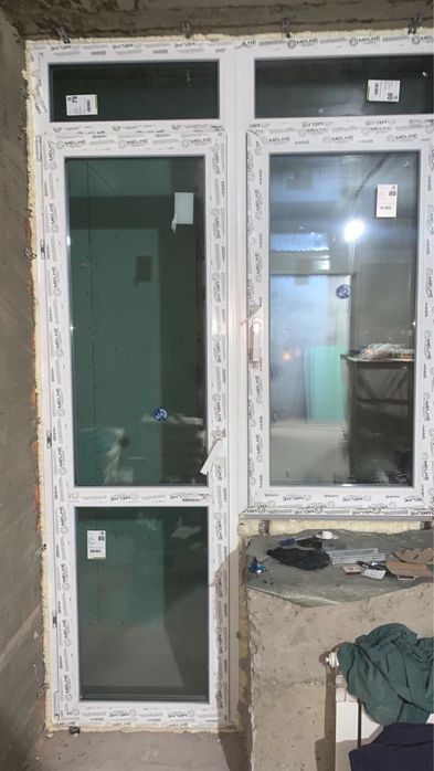 Продам пластиковую дверь в комплекте с окном