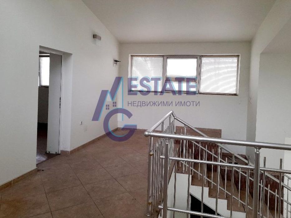 Промишлена сграда хале с административна част в Южна Промишлена