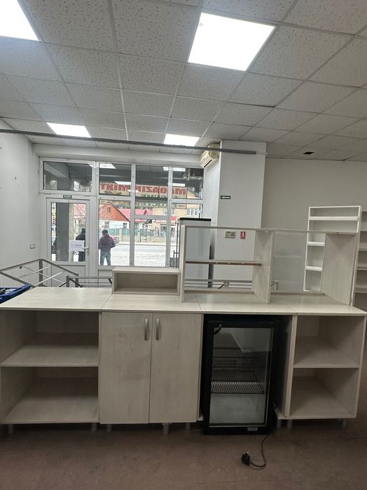 Rafturi magazin alimentar și tejghea în stare impecabilă din pal