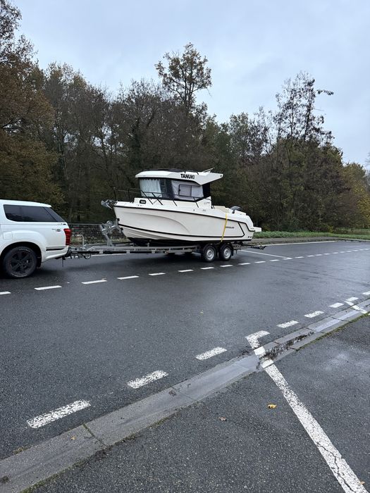 Продавам лодка QUICKSILVER 625 PILOTHOUSE + чисто нов колесар купуван