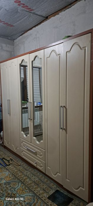 Мебель и столь с стулями