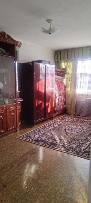 Продаю в 3 ом микрорайоне 2 этаж. 3 х комнатный кв.