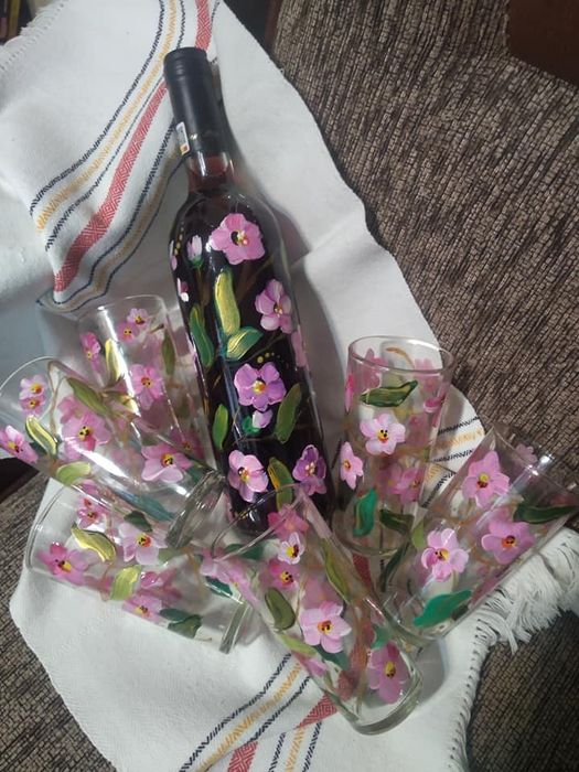 Pahare și sticle cu vin pictate manual