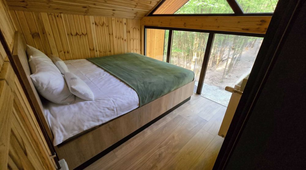 Cabana de inchiriat in Apuseni, Transilvania, retrasa in padure, cu ciubar foisor gratar ceaun, la munte, Brad Huneodara, 8-10 locuri