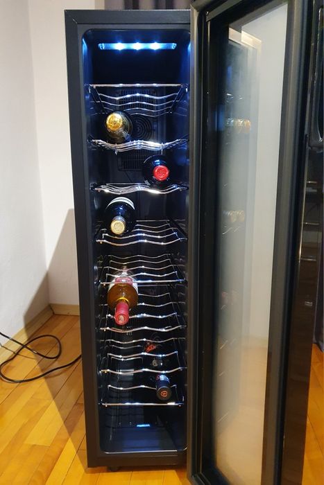 Frigider / vitrină de vinuri Amstyle, 18 sticle, 53 litrii