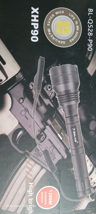 Lanternă tactică cu buton mobil on/of.