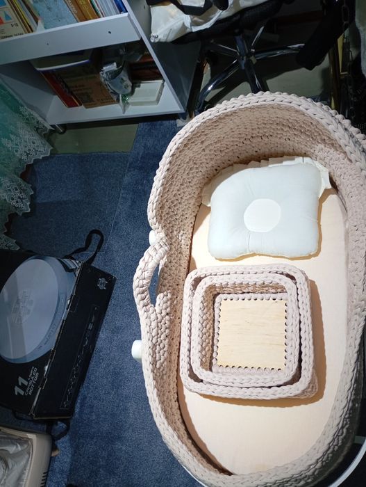 Вязаная люлька с подставкой из дерева