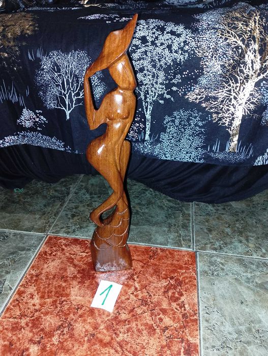 Еротични статуетки от дърво