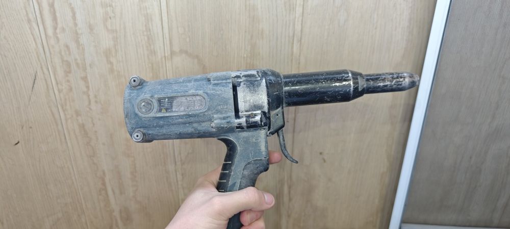 Заклепочник и дрель