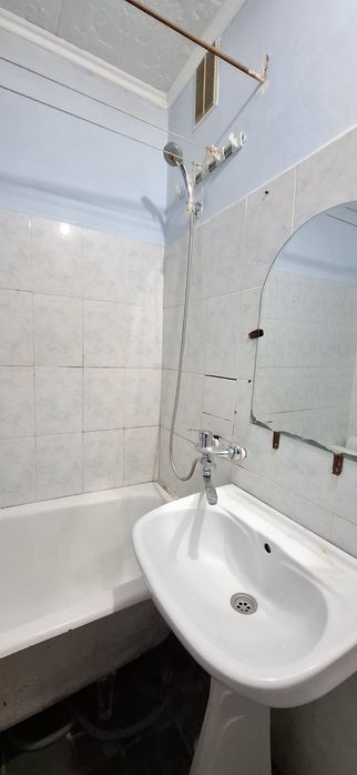 Продам 2хком под Жилстрой район 8 школы.