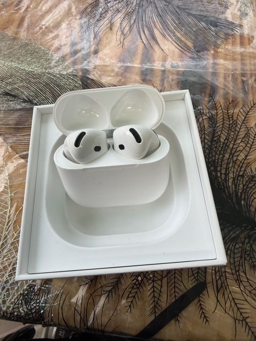 AirPods 4, noi folosite doar de probă