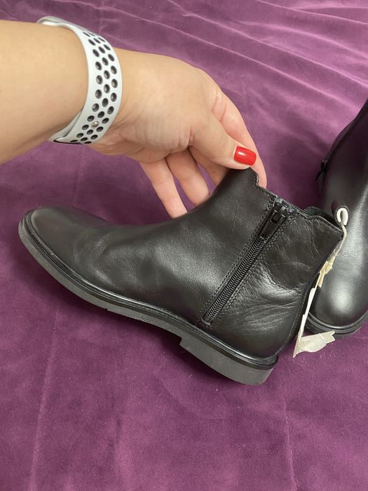 Продам кожаные ботинки для мальчика новые