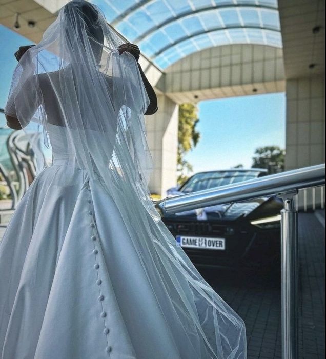 Продавам пищна булчинска рокля с кринолин, обличана само  за фотосесия