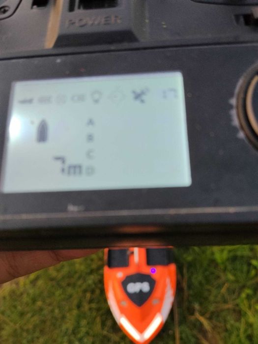Лодка за Захранка Flytec V802 PRO 12000mAh – 4 Контейнера, 3 кг Товар, GPS Памет 160 Точки