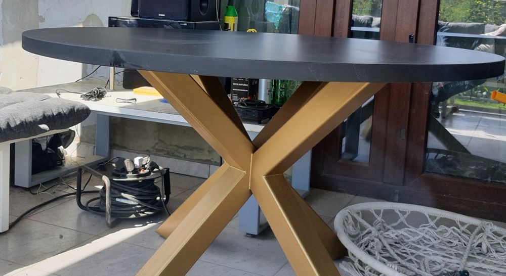 Masa  cu picior metalic