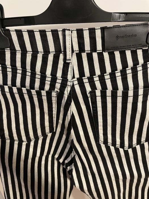 Blugi cu dungi negre Stradivarius