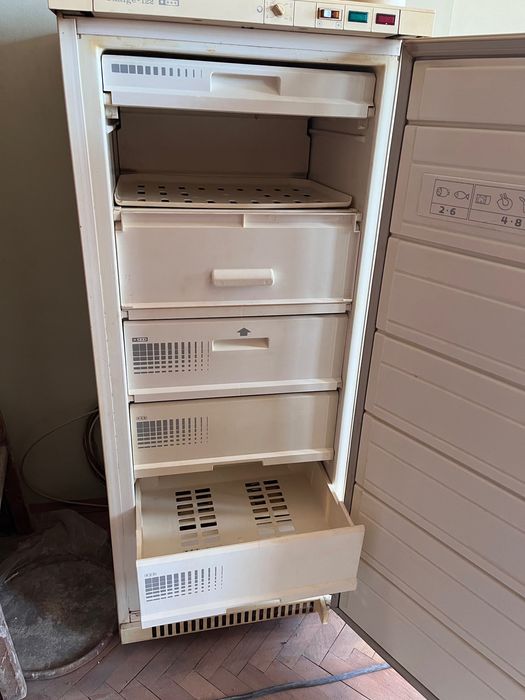 Продавам стар фризер