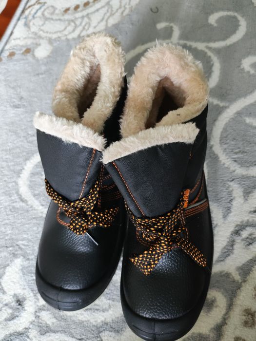 Продается спец обувь