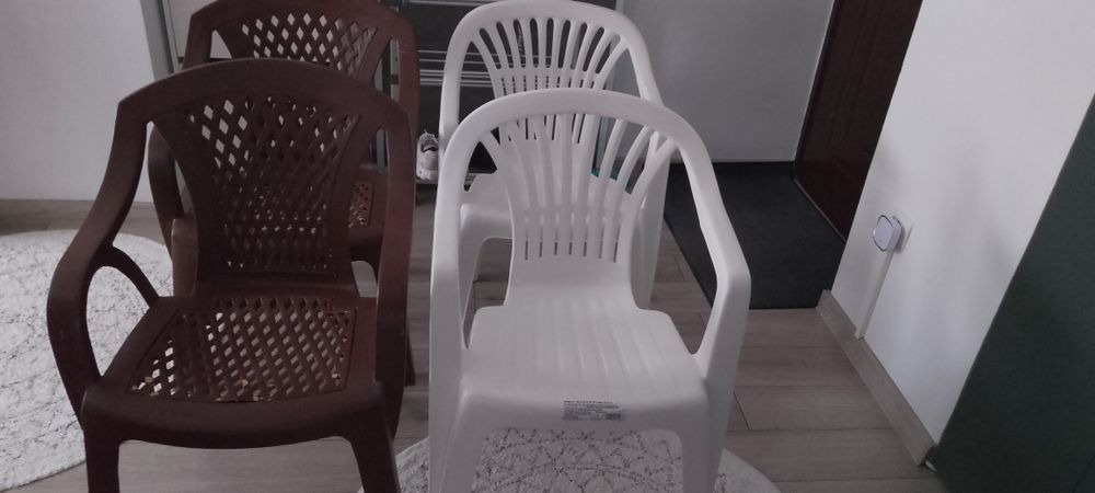 Vând 4 scaune gradina,noi
