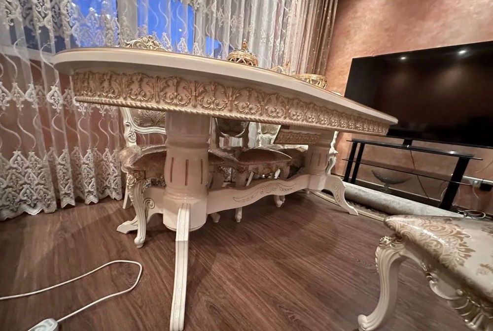 Стол со стульями