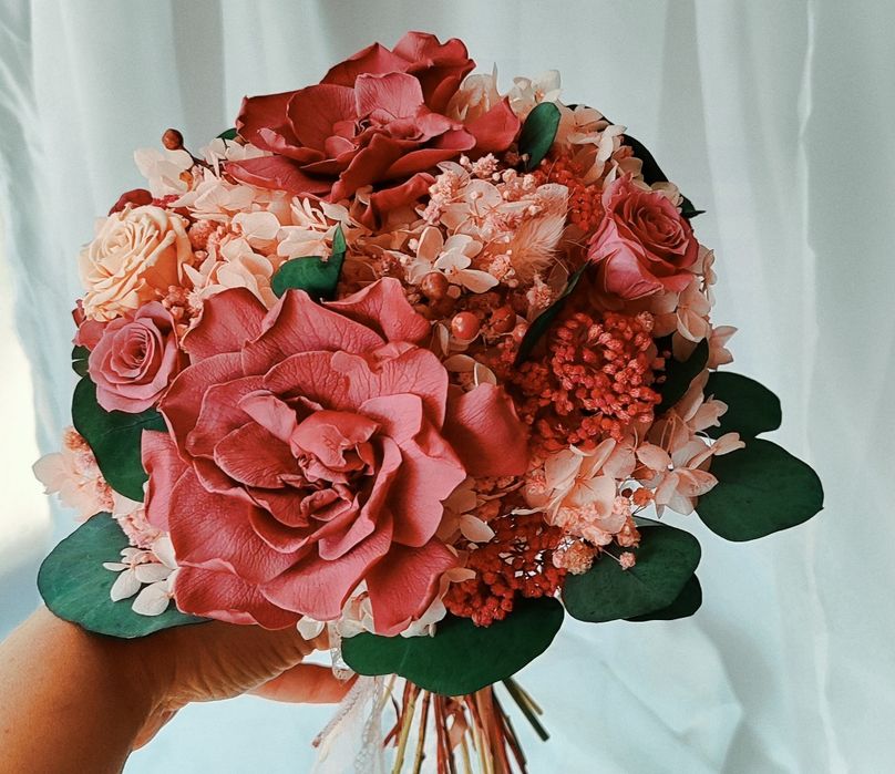 Buchete de mireasa, nașa cu flori criogenate