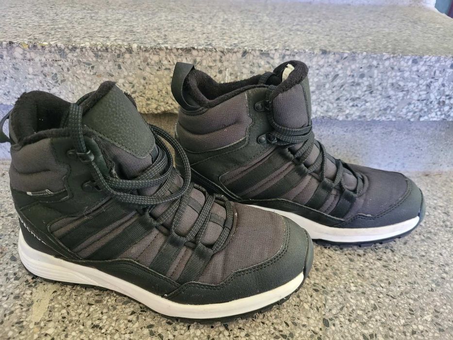 Продавам юношески боти