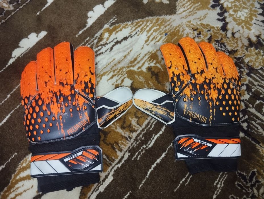 Вратарские перчатки для футбола