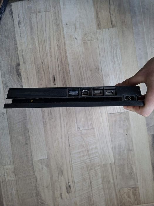 Playstation 4 slim 1TB / Плейстейшън 4 слим 1 ТБ +3 джойстика и 6 игри