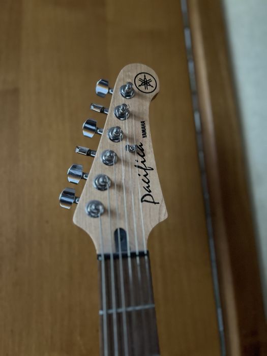 Электро гитара yamaha и комбоусилитель peavey