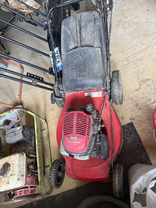 Masina honda tuns gazon iarba