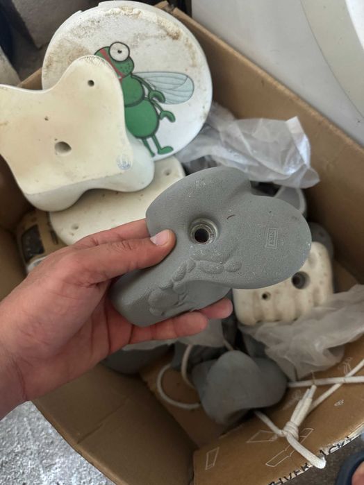 Стена за катерене, хватки за катерене