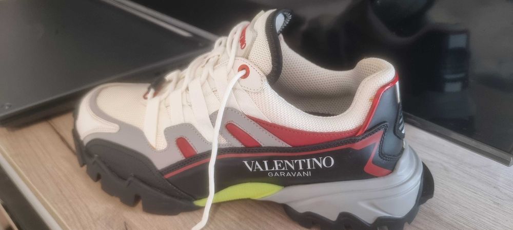 Vand adidasi Valentino Garavani