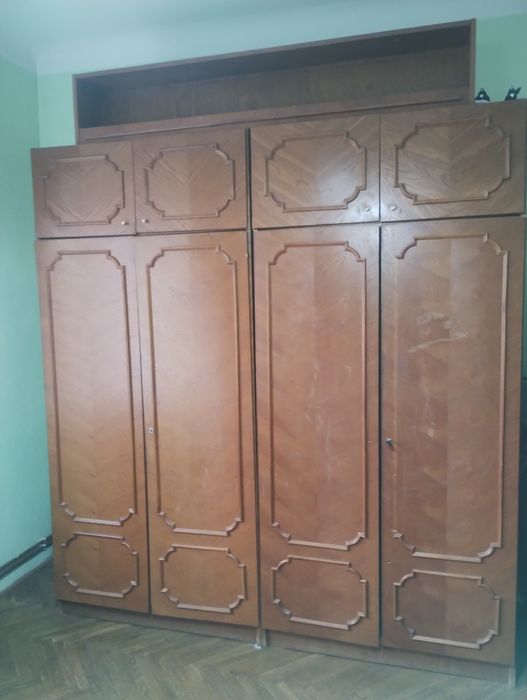 Mobila dormitor: pat cu saltea 140x200, 2 dulapuri mari, un dulap mic, o bibliotecă