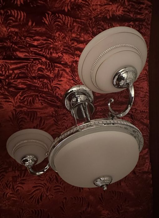 Стильная хромированная люстра (3 рожка, матовое стекло)