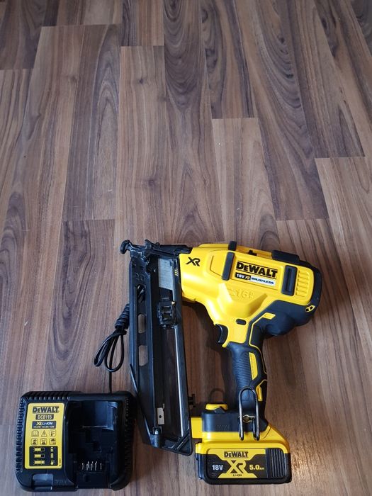 Pistol de bătut cuie în lemn Dewalt DCN 660