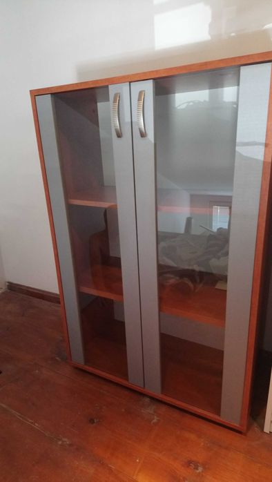 Два броя шкафове със стъклени врати
