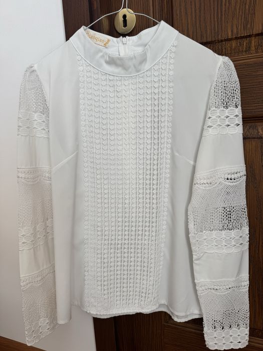 Bluza de dama alba cu insertii de dantela si broderie