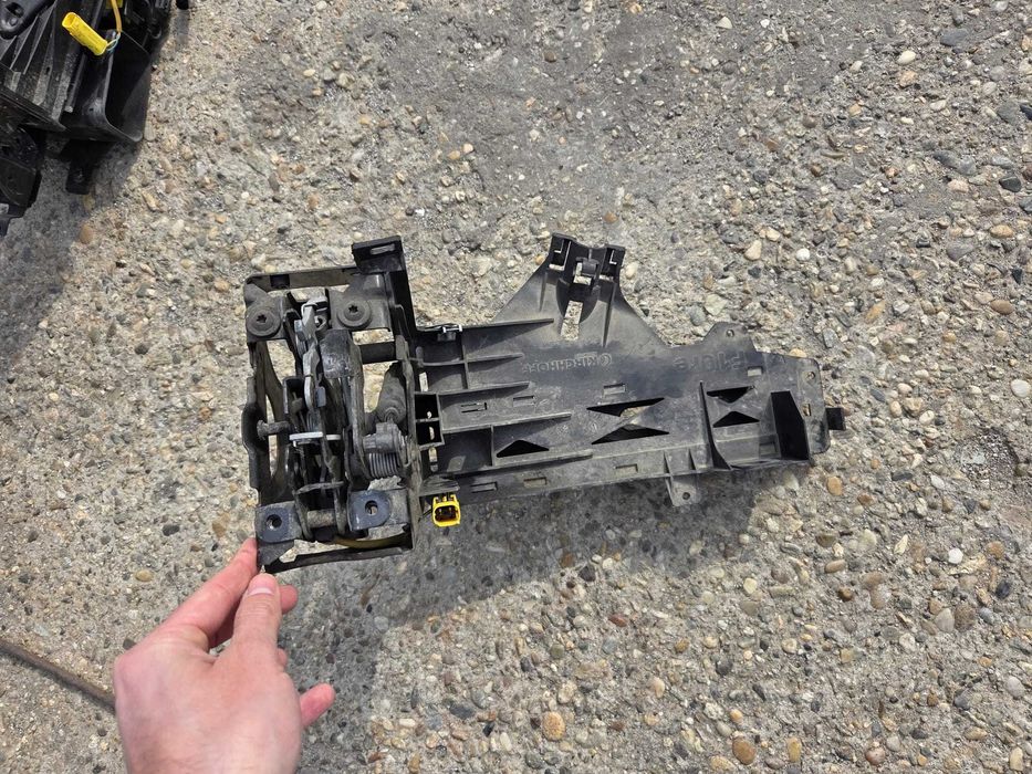 Suport far stanga dreapta complet cu broasca incuietoare BMW seria 5 F10 F11 cod 7200793 7200794