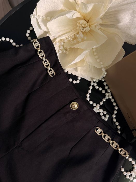 Елегантни черни мини къси панталони със златисти детайли (Размер M) Chanel