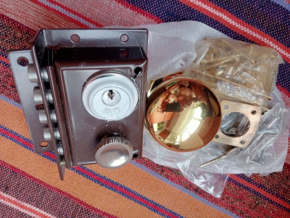 Ușă blindată îmbrăcată în lemn