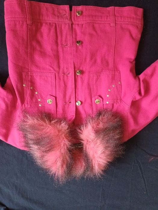 Поодам пальчиком на девочку