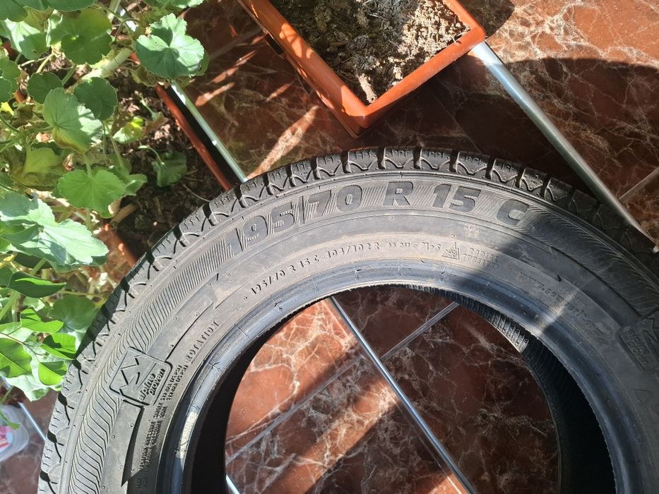 Vând o anvelopa 195 70 15C Semperit