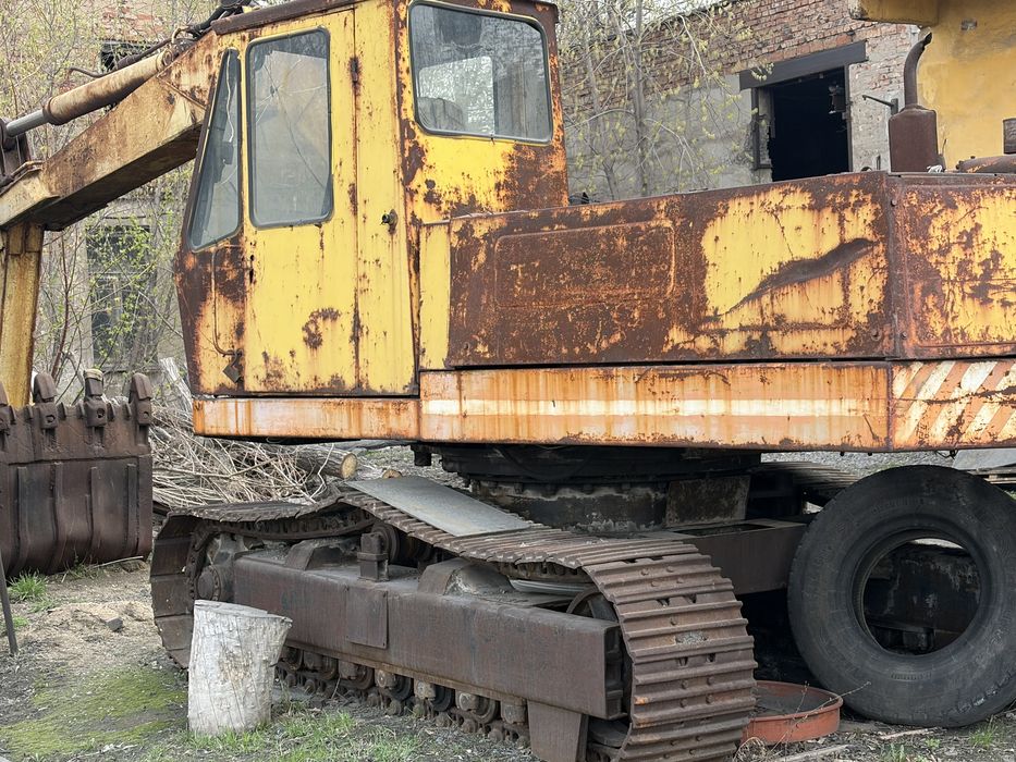 Продается на запчасти экскаватор ЭО-3122