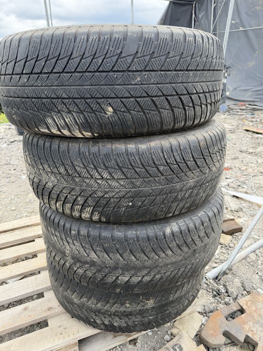 Vand o pereche de jante Bmw cauciucuri de iarna , stare destul de buna, necesita o spalare