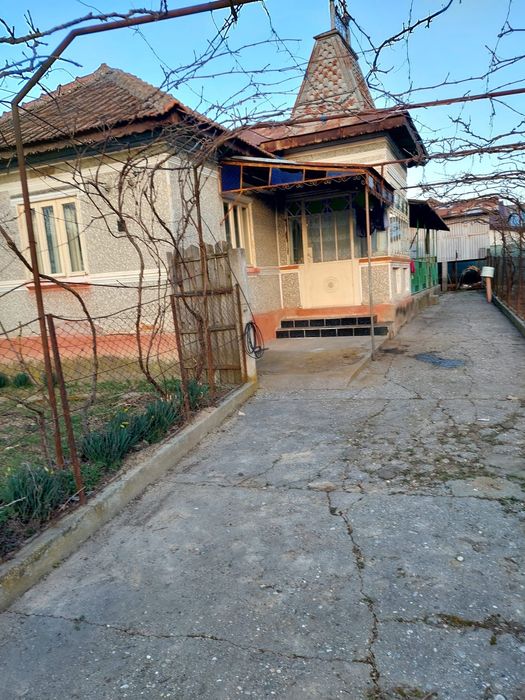 Vând casă și grădina