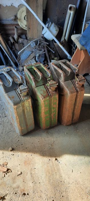 Железные канистры